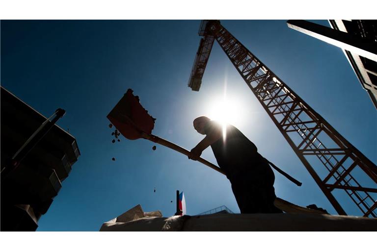 Die BG Bau versucht, mit viel Prävention die Zahl der Arbeitsunfälle zu senken. Ebenfalls ein wichtiges Thema: der Schutz vor Hitze und Sonnenstrahlen. (Archivbild)