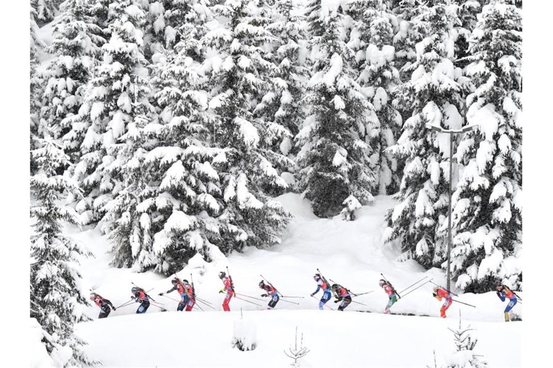 Das bringt der Wintersport am Freitag Die Biathletinnen beim Teamrennen in Hochfilzen. Foto: Barbara Gindl/APA/dpa