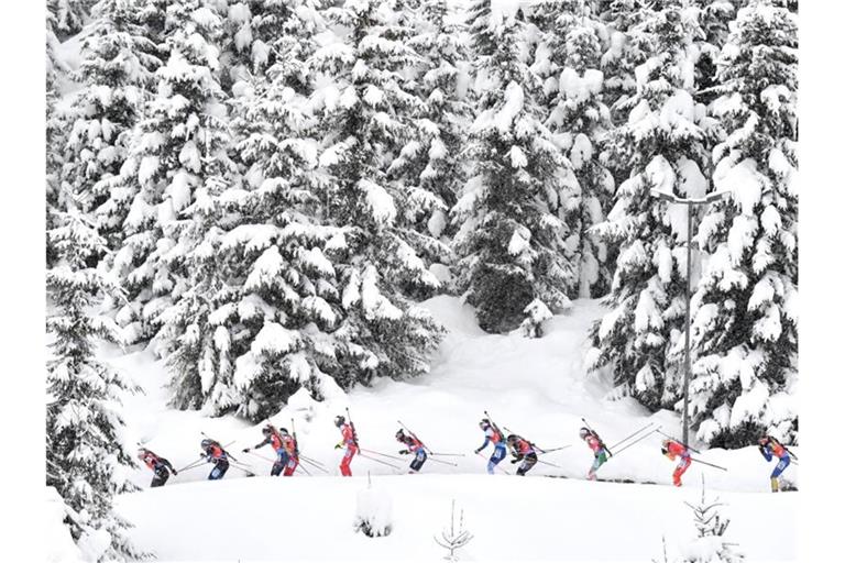 Die Biathletinnen beim Teamrennen in Hochfilzen. Foto: Barbara Gindl/APA/dpa