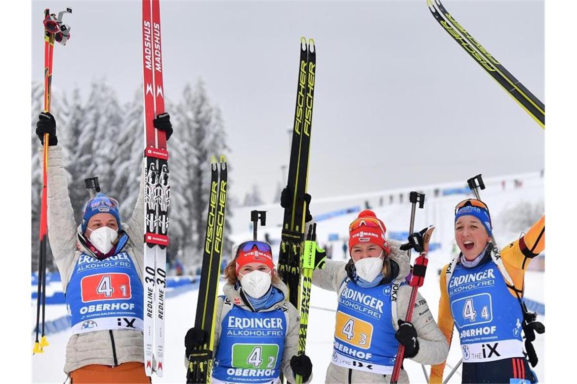 Biathlon-Frauenstaffel feiert Heimsieg Die Biathletinnen Vanessa Hinz (l-r), Janina Hettich, Denise Herrmann und Franziska Preuß feiern den Staffelsieg in Oberhof. Foto: Martin Schutt/dpa-Zentralbild/dpa