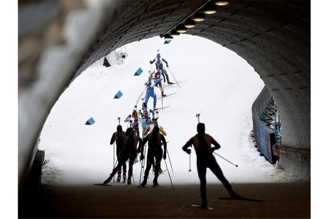 Herrmann sei Dank: Biathletinnen mit Staffel Dritte Die Biathlon-Damen laufen bei der Staffel in Nove Mesto durch einen Tunnel. Foto: Petr David Josek/AP/dpa