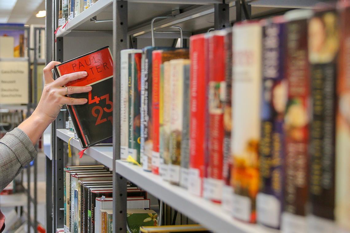 Bibliotheksstatistik im Rems-Murr-Kreis Die Bibliothek im Bildungszentrum Weissacher Tal heißt nicht nur Schülerinnen und Schüler willkommen, sondern sie fungiert auch als kommunale Bibliothek für die Gemeinden Allmersbach im Tal, Althütte, Auenwald und Weissach im Tal. Archivbild: Alexander Becher