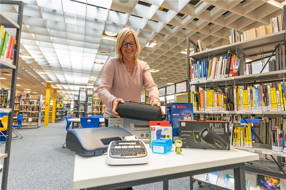 Geräte ausleihen statt kaufen Die Bibliotheksleiterin Beate Waldner präsentiert einen Teil der ausleihbaren Geräte der Bibi in Cottenweiler. Foto: A. Becher