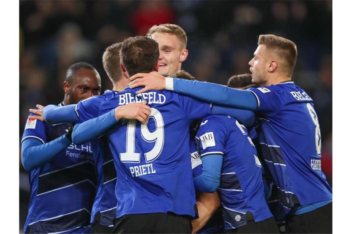 Die Bielefelder feiern den 2:0-Sieg gegen den VfL Bochum. Foto: Friso Gentsch/dpa