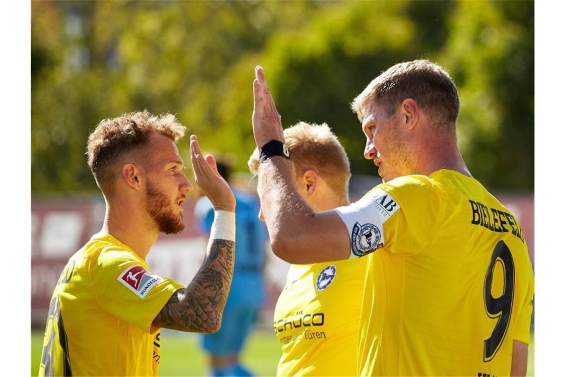 Stuttgart festigt Platz eins - Bielefeld feiert Tor-Gala Die Bielefelder um Fabian Klos (r) und Marcel Hartel setzten sich klar in Wiesbaden durch. Foto: Thomas Frey