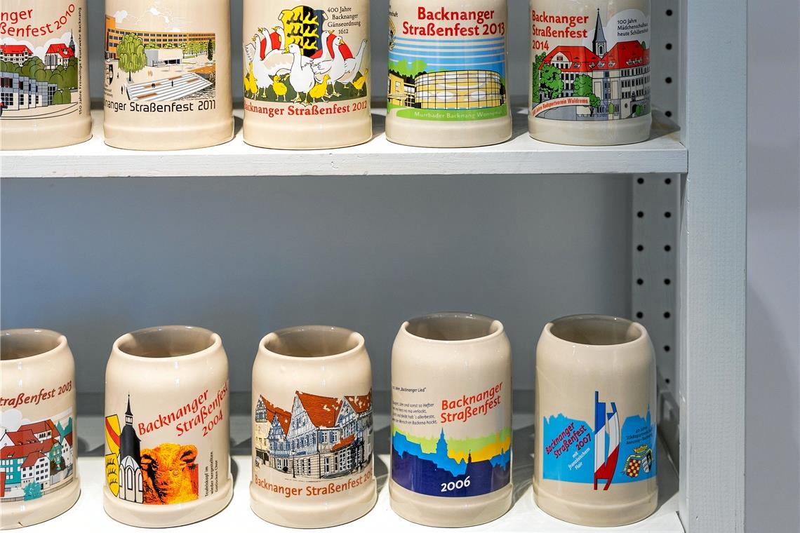 Das Straßenfest als Kulturgut Die Bierkrugsammlung ist komplett. Die Flaschen stehen für die ausgefallenen Feste.