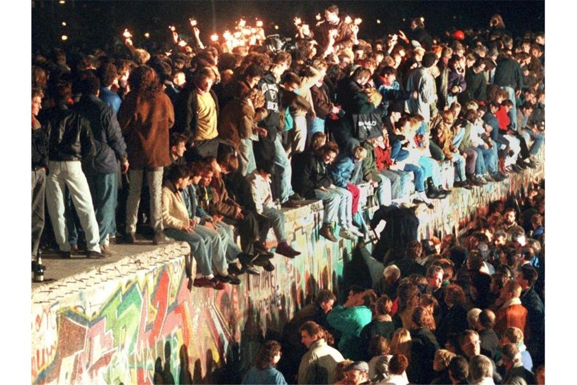 Umfrage: Jeder siebte Deutsche sieht Mauerfall kritisch Die Bilder aus der Mitte von Berlin sind Zeitgeschichte geworden. Foto: -/dpa