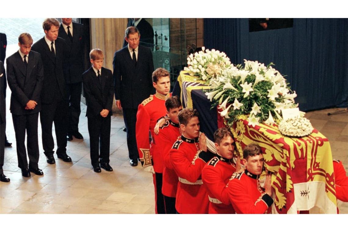 Die Bilder gingen um die Welt: Gemeinsam mit Prinz William, Dianas Bruder Graf Spencer, und dem damaligen Prinz Charles (l-r) folgt Harry am 6.9.1997 dem Sarg seiner Mutter Diana zur Trauerfeier in die Londoner Westminster Abbey. Mit der Trauerfeier hat Großbritannien Abschied von der am 31.8. auf der Flucht vor Paparazzi tödlich verunglückten Prinzessin Diana genommen.