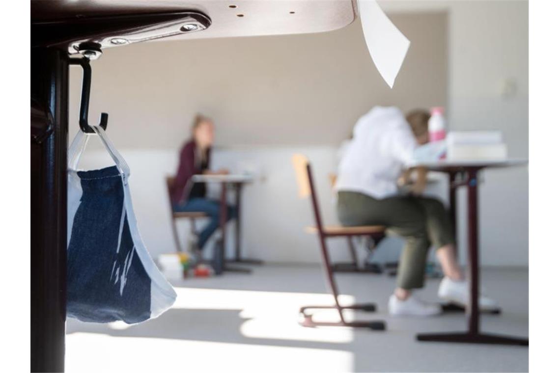 Die Bildungsgewerkschaft GEW sieht in den Schulstarts ein hohes Risiko. Foto: Marijan Murat/dpa/Symbolbild