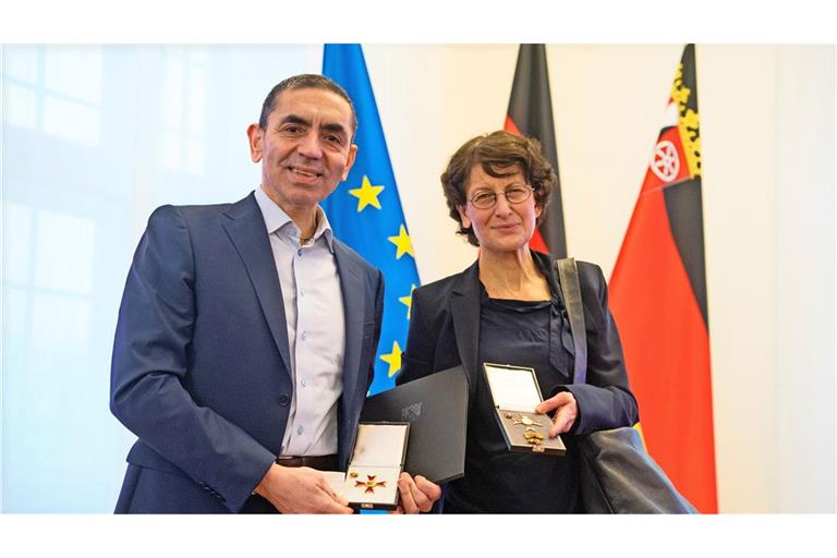Die Biontech Gründer Ugur Sahin (links) und Özlem Türeci bei der Verleihung des Verdienstordens des Landes Rheinland-Pfalz in der Staatskanzlei in Mainz.