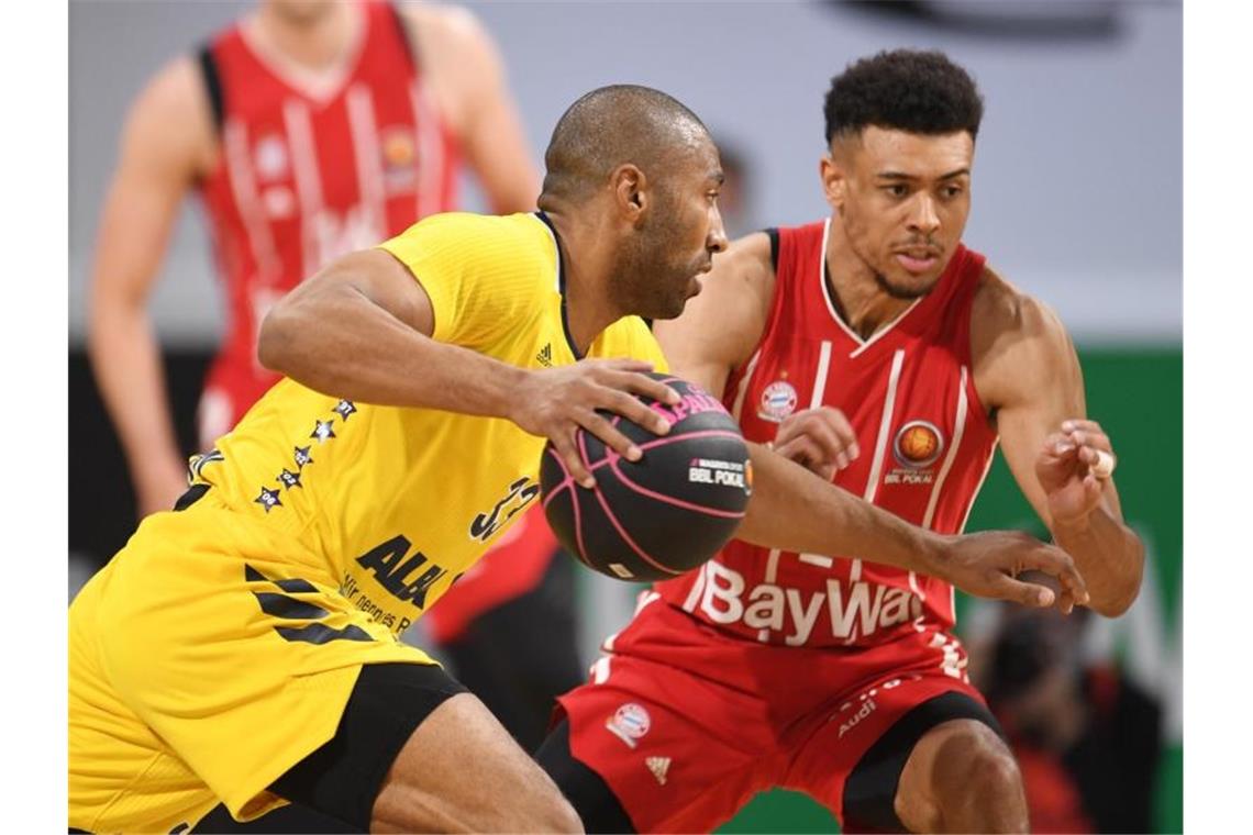 Alba und Bayern vor „absolut brutalem“ Finale Die bis zur völligen Erschöpfung getriebenen Spieler von Alba Berlin und Bayern München wollen sich einmal noch quälen. Foto: Tobias Hase/dpa