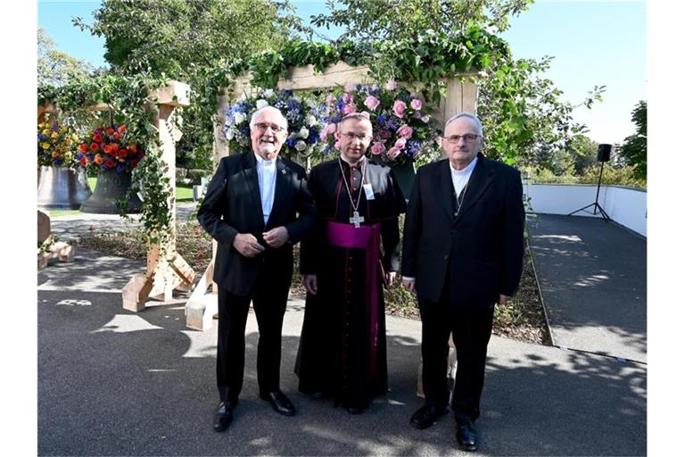 Die Bischöfe Gebhard Fürst (l-r), Martin David und Jacek Jezierski stehen vor den Kirchenglocken. Foto: Bernd Weißbrod/dpa
