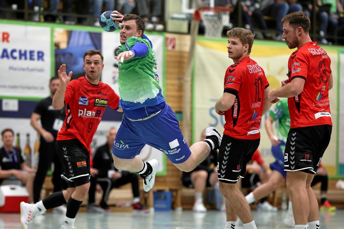 Der Kampf ums DHB-Pokal-Ticket beginnt Die bislang letzte packende Partie zwischen dem HCOB und Fürstenfeldbruck ist gerade einmal sechs Wochen her. Am 19. Februar setzten sich die Murrtaler um Jakub Strýc (beim Wurf) in der Gemeindehalle mit 26:25 durch. Morgen kommt es zum nächsten Duell. Foto: A. Becher