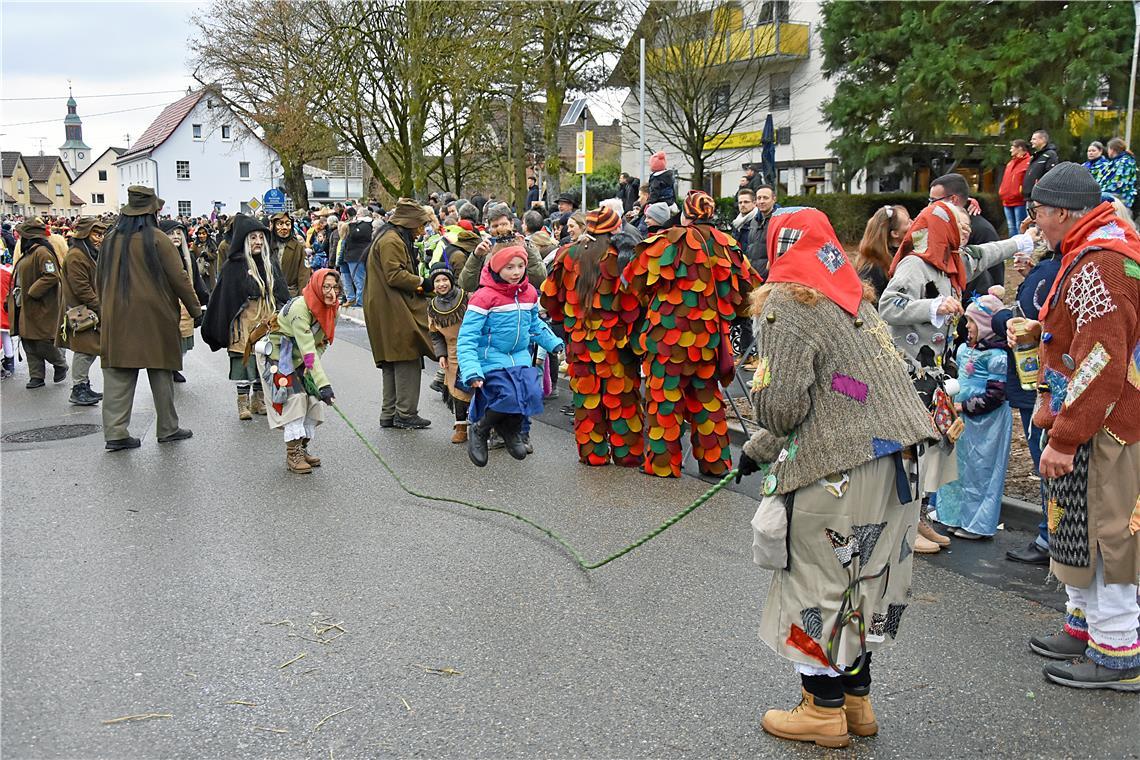 Die Bittenfelder Mosthexen bitten zum Seiltanz. Narrenwochenende in Althütte: Na...