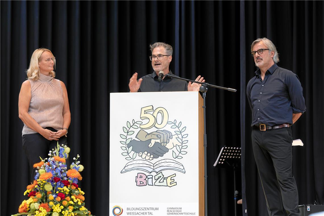 Musikstars geben zum Bize-Geburtstag ein Überraschungskonzert Die Bize-Rektoren Simone Klitzing, Christian Zeller und Ralf Bachmeier lassen auch die Vergangenheit Revue passieren. Foto: Alexander Becher