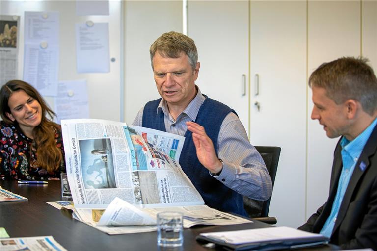 „Die BKZ gehört zu meinem Leben“, sagt der gebürtige Backnanger Rainer Mögle. Redaktionsleiter Kornelius Fritz und Redakteurin Lorena Greppo hören das natürlich gerne. Foto: A. Becher