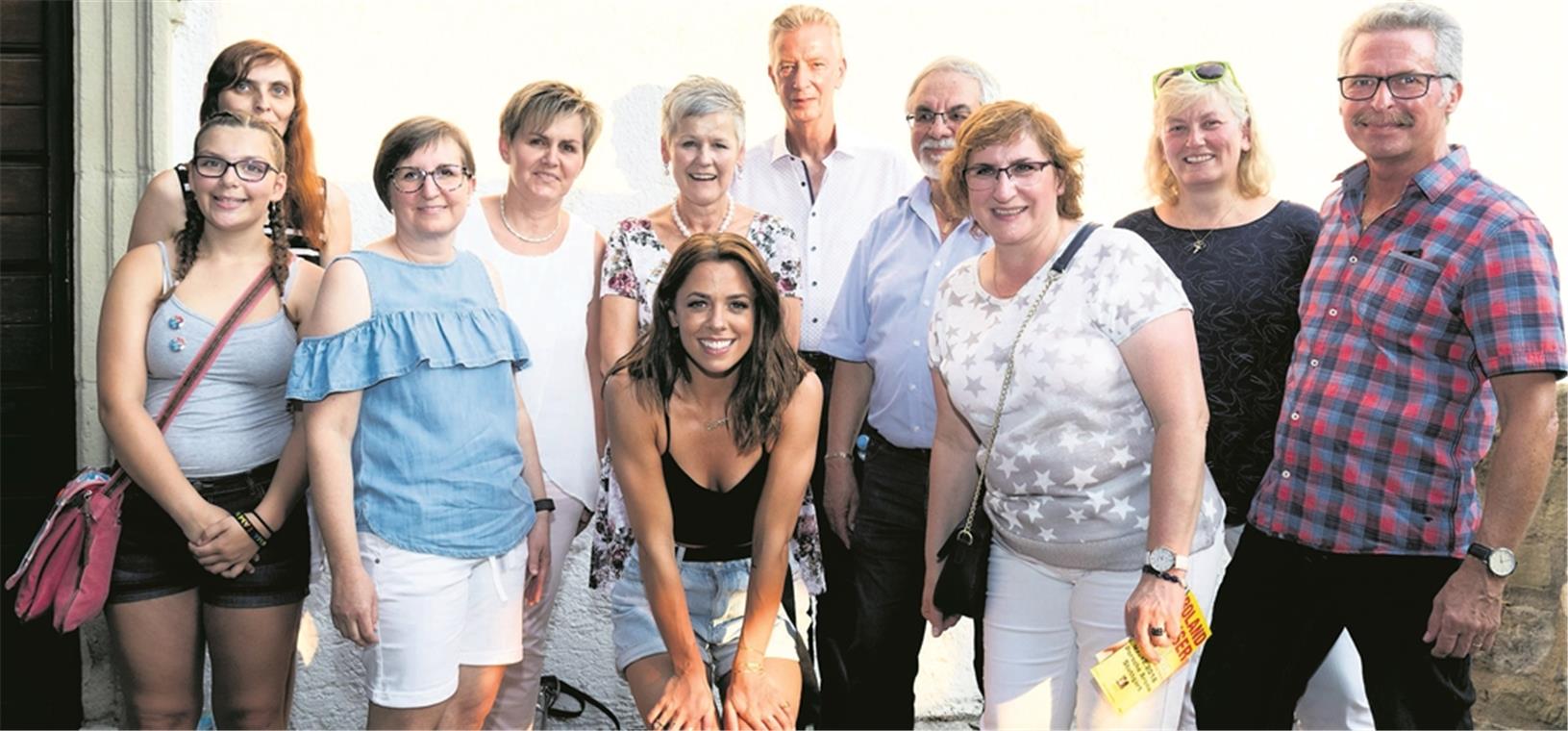 Die BKZ-Leser, die ein Meet and Greet mit der Künstlerin gewonnen haben (von links): Beate Weckenmann mit Tochter Laura, Andrea Faust und Christine Schober, Gerlinde Straub, davor Vanessa Mai, Daniel Adam, Walter und Dragica Hawlitschek und Beate und Jürgen Schröter.