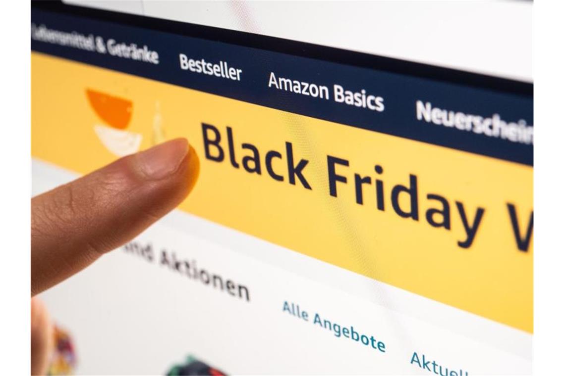 Schnäppchenjagd mit Hindernissen am Black Friday Die Black Friday Angebote sind bei Schnäppchenjägern beliebt. Foto: Mohssen Assanimoghaddam/dpa