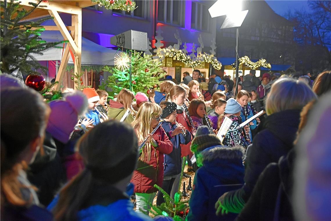 Märchenzauber auf dem Backnanger Weihnachtsmarkt Die Bläserklassen der Backnanger Grundschulen spielen ihre fleißig einstudierten Weihnachtslieder auf der Waldbühne am Stiftshof. Fotos: Tobias Sellmaier