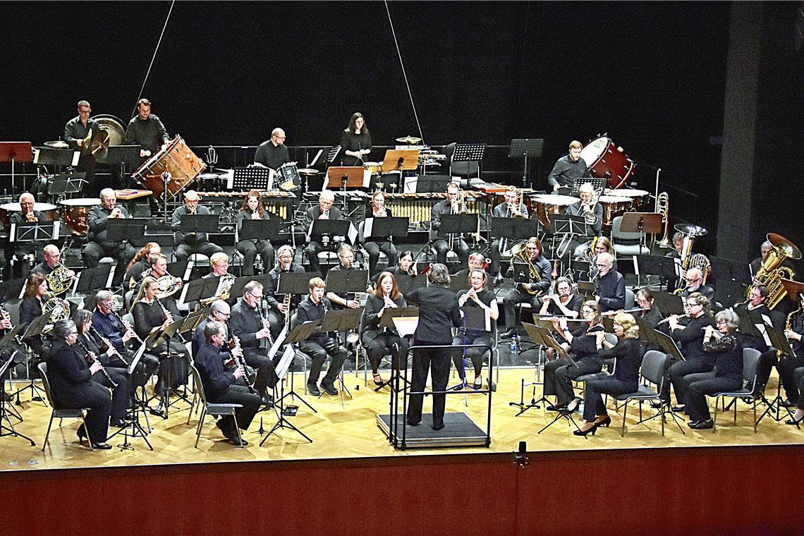 Die Bläserphilharmonie Rems-Murr begeistert das Publikum in Backnang mit „Shakespeare in Concert“. Foto: Tobias Sellmaier