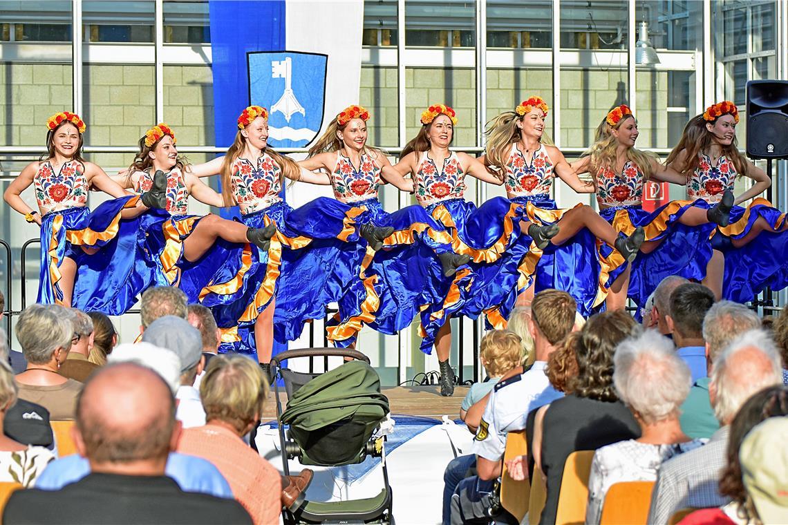 Die Blaue Garde des Unterweissacher Carnevals-Clubs begeistert die Gäste mit einem sportlichen Auftritt. Fotos: Tobias Sellmaier