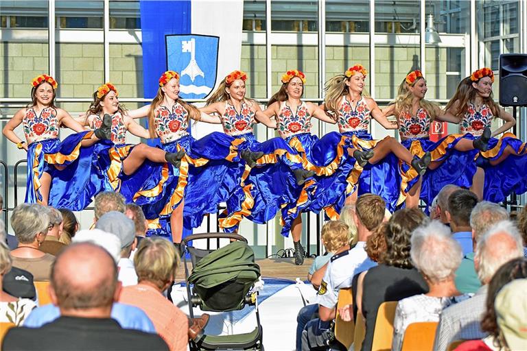 Die Blaue Garde des Unterweissacher Carnevals-Clubs begeistert die Gäste mit einem sportlichen Auftritt. Fotos: Tobias Sellmaier