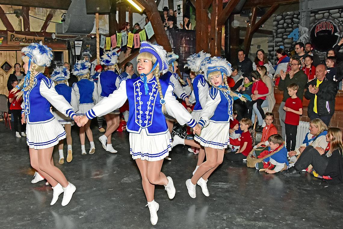 Die blaue Garde präsentiert einen neu einstudierten Gardetanz. Foto: Tobias Sellmaier