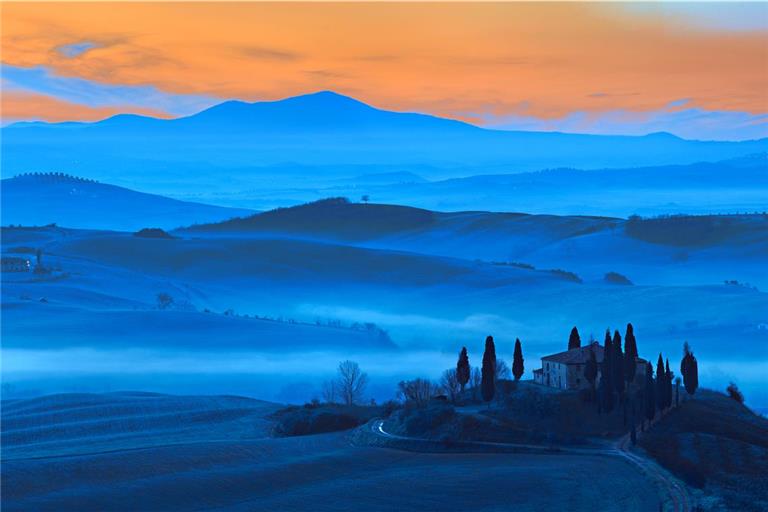Die blaue Stunde ist eine Zeitspanne in der morgendlichen und abendlichen Dämmerung – hier festgehalten im Orciatal in der Toskana. Symbolfoto: Adobe Stock/Andreas Vitting