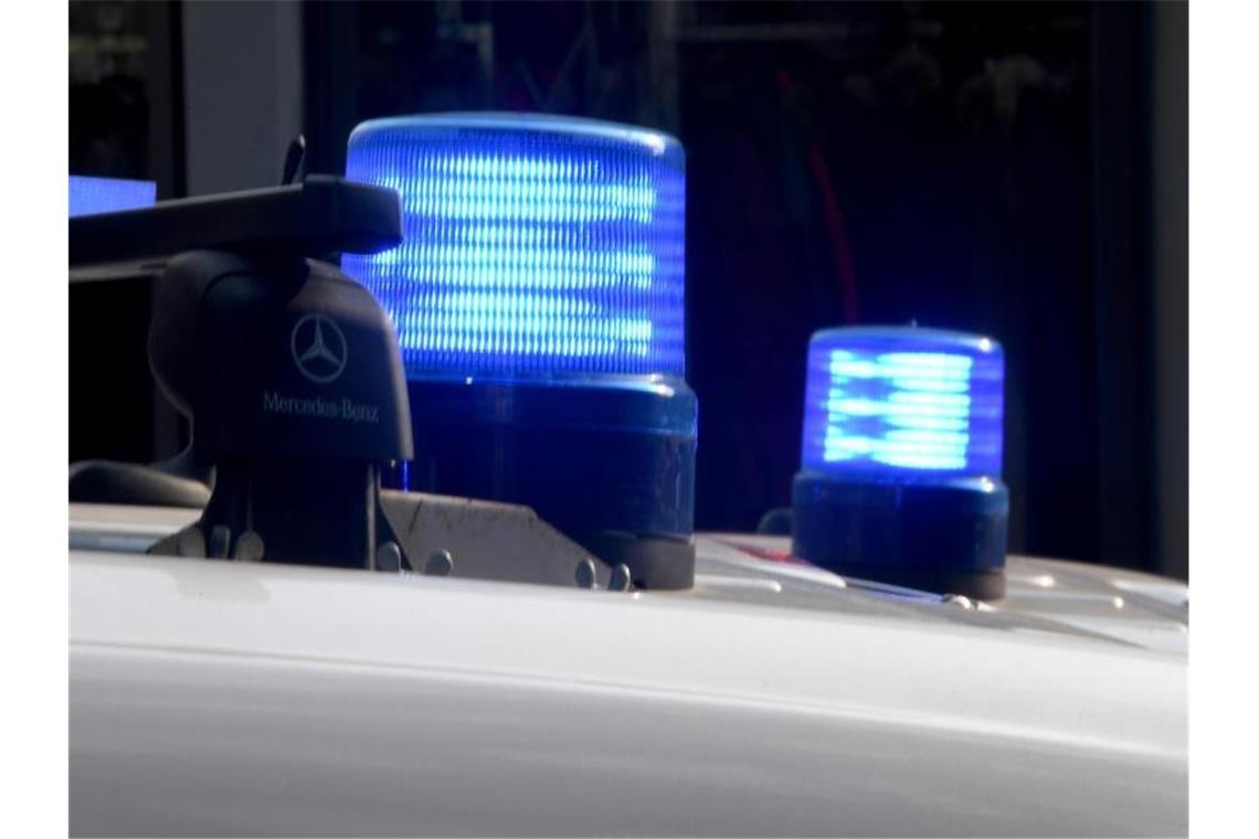 Die Blaulichter sind auf den Dächern von Polizeifahrzeugen zu sehen. Foto: Carsten Rehder/dpa/Symbolbild