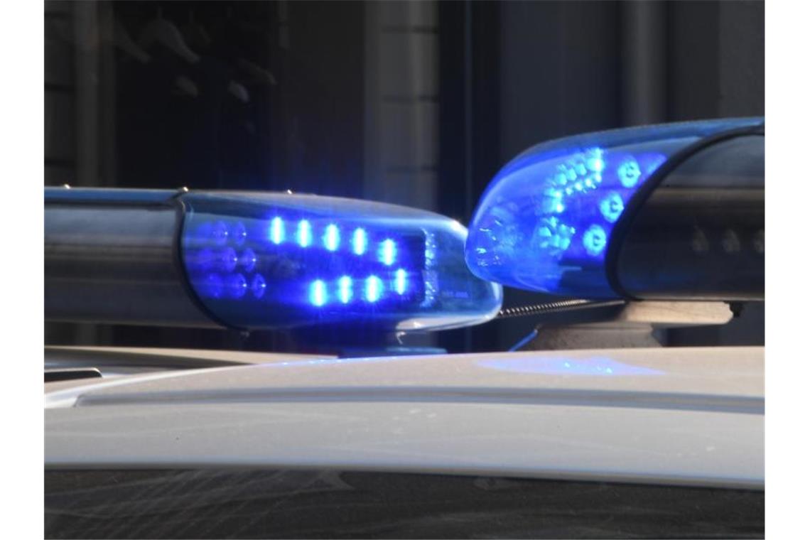 Die Blaulichter sind auf den Dächern von Polizeifahrzeugen zu sehen. Foto: Carsten Rehder/Archiv