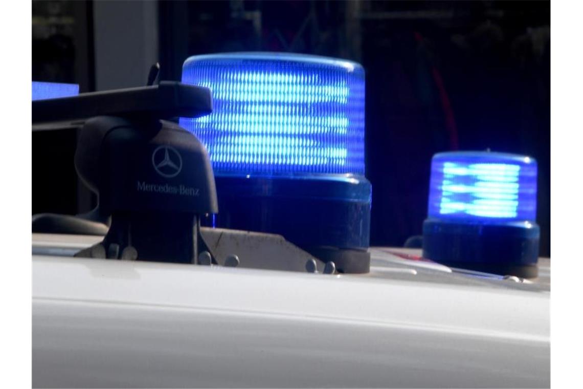 Die Blaulichter sind auf den Dächern von Polizeifahrzeugen zu sehen. Foto: Carsten Rehder/dpa/Symbolbild