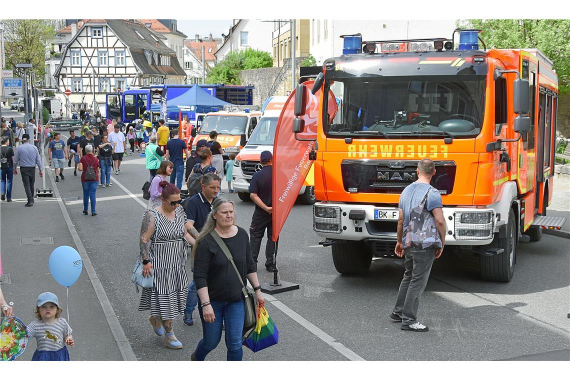 Die Blaulichtgruppe präsentiert sich und zeigt den Besuchenden ihre Arbeit und F...