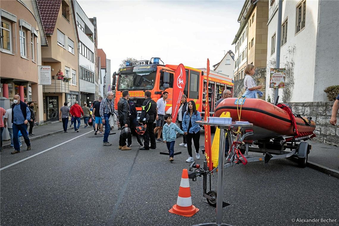 Die Blaulichtmeile war dieses Mal in der Stuttgarter Straße zu finden.