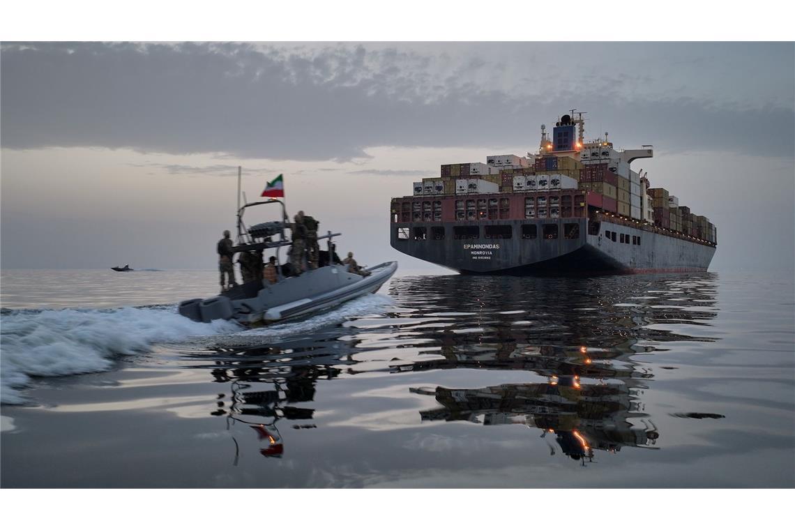 Mit Sonnenbrille und Sturmgewehr: Trump droht dem Iran