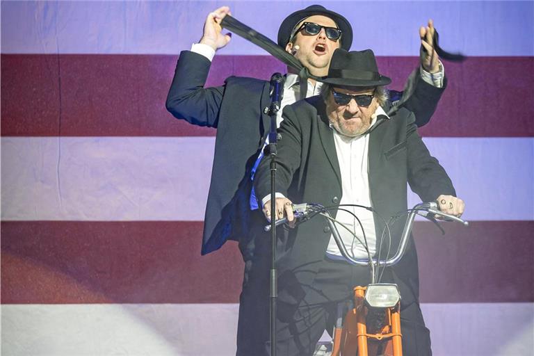 Die Blues Brothers heizen durch „The Länd“. Foto: Alexander Becher