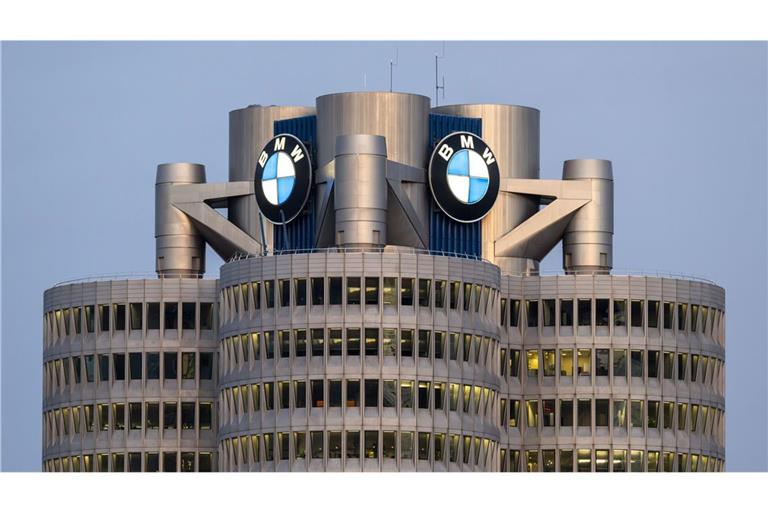 Die BMW Konzernzentrale in München mit BMW Logo. (Archivbild).