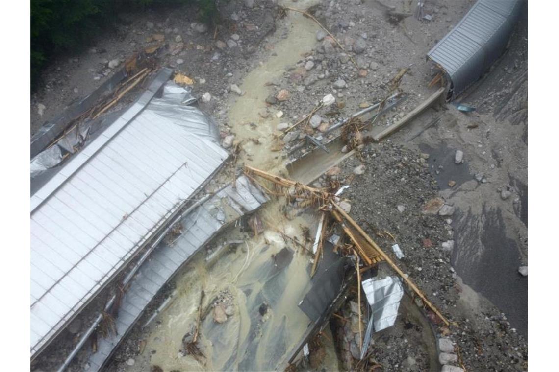Zerstörte Bobbahn am Königssee: „Ein neuer Tiefschlag“ Die Bob- und Rodelbahn Königssee ist durch das schwere Unwetter völlig zerstört worden. Foto: Peter Kneffel/dpa