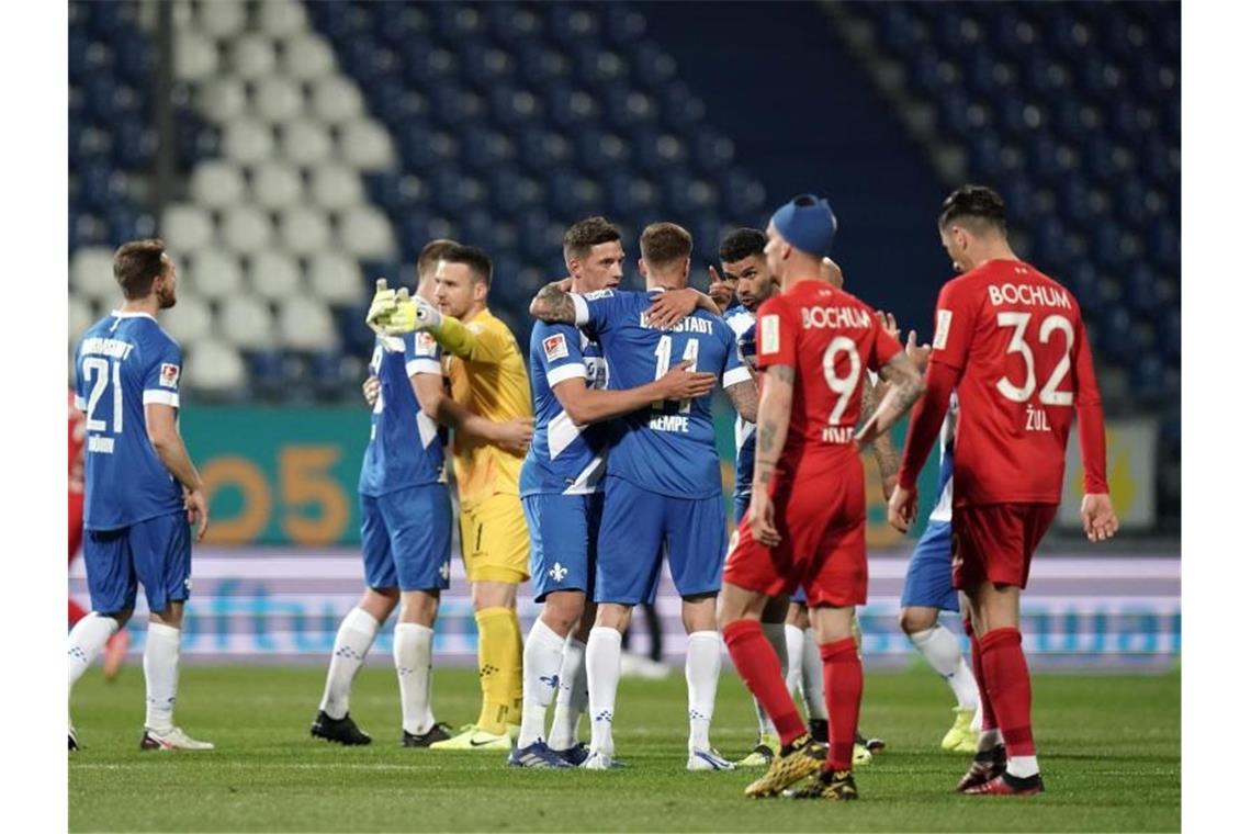 VfL Bochum ist trotz Niederlage auf Bundesliga-Kurs Die Bochumer (in rot) verloren in Darmstadt. Foto: Thomas Frey/dpa