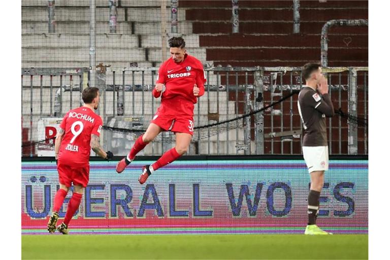Die Bochumer Simon Zoller (l) und Robert Zulj jubeln beim FC St. Pauli. Foto: Cathrin Müller/dpa