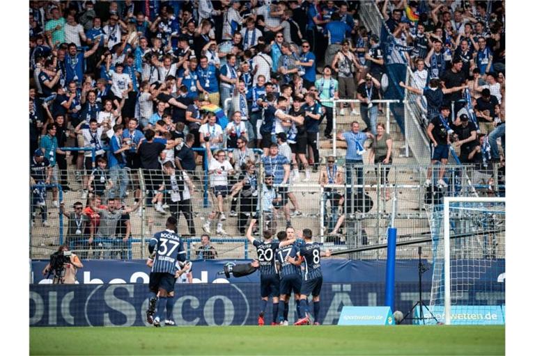 Die Bochumer Spieler feiern mit ihren Fans. Foto: Fabian Strauch/dpa
