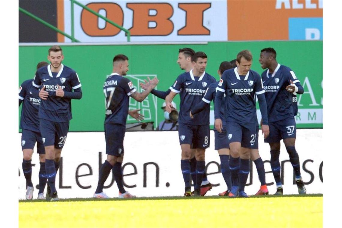 Die Bochumer Spieler jubeln über das Tor zur 2:1-Führung in Fürth. Foto: Timm Schamberger/dpa