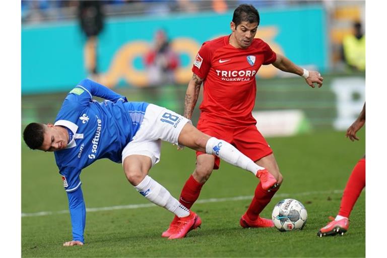 Die Bochumer um Cristian Gamboa (r) erkämpften sich in Darmstadt einen Punkt. Foto: Thomas Frey/dpa