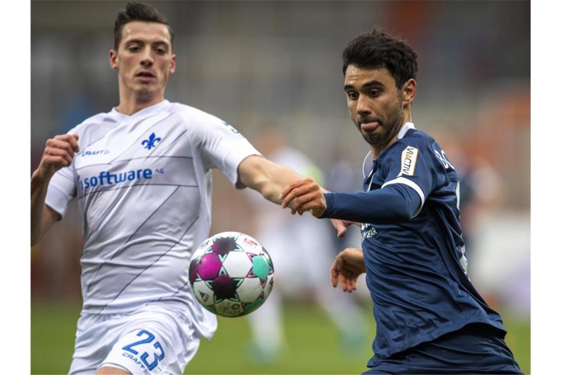 Die Bochumer um Gerrit Holtmann (r) drehten das Spiel gegen Darmstadt. Foto: David Inderlied/dpa