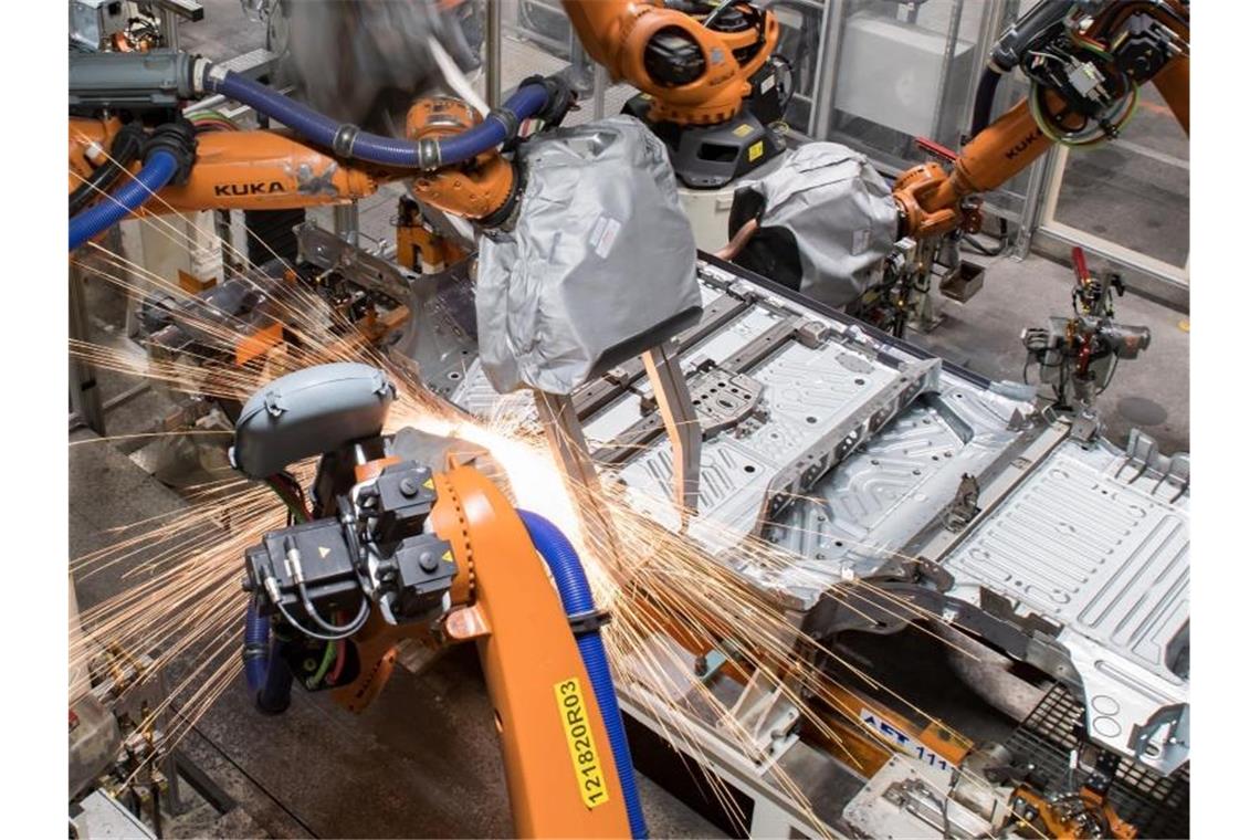 Die Bodengruppe des VW ID.3 läuft durch eine Fertigungslinie des Volkswagen-Werkes in Zwickau. Laut Ifo-Institut spürt die deutsche Autoindustrie den zweiten Lockdown deutlich. Foto: Hendrik Schmidt/dpa-Zentralbild/dpa