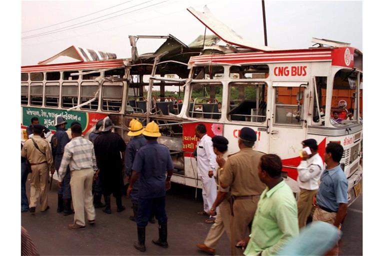 Die Bomben gingen an verschiedenen Orten in der Stadt Ahmedabad im Bundesstaat Gujarat hoch, darunter in Bussen. Foto: EPA European Pressphoto Agency/epa/dpa