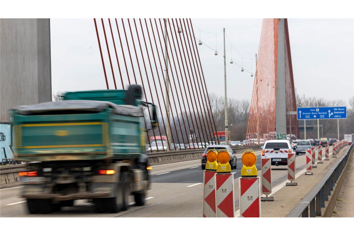 Die Bonner Nordbrücke ist bereits seit Februar für schwere Lkw gesperrt. (Archivbild)