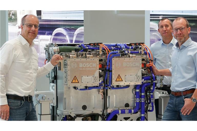Die Boschler Kai Weeber, Pierre Andrieu und Christoffer Uhr (v.l.) mit dem Brennstoffzellensystem, das ihnen die Nominierung für den Zukunftspreis eingebracht hat.