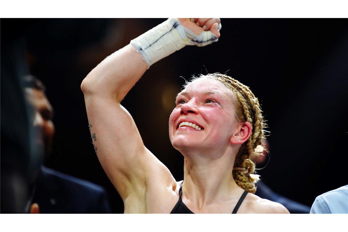 Die Boxerin Nina Meinke jubelt über ihren Sieg nach Punkten.