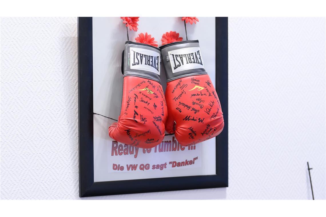 Die Boxhandschuhe in ihrem Büro erinnern an einen harten Arbeitskampf, bei dem sich Daniela Cavallo für die Übernahme von Beschäftigten einer VW-Tochtergesellschaft eingesetzt hat.