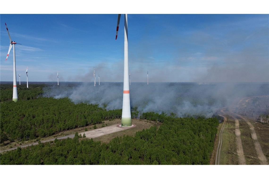 Feuerwehren kämpfen gegen etliche Waldbrände